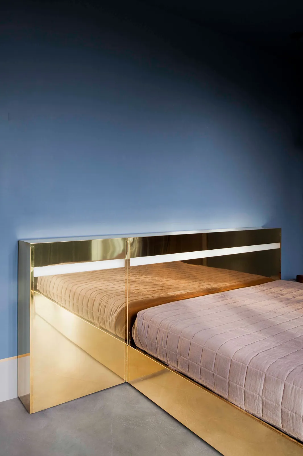 Dettaglio di un letto in ottone realizzato artigianalmente
