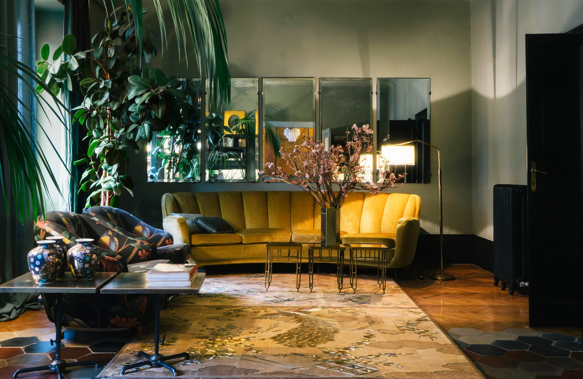 Living Abnormal Design con paravento a specchi, divano giallo in velluto e tappeto decorato